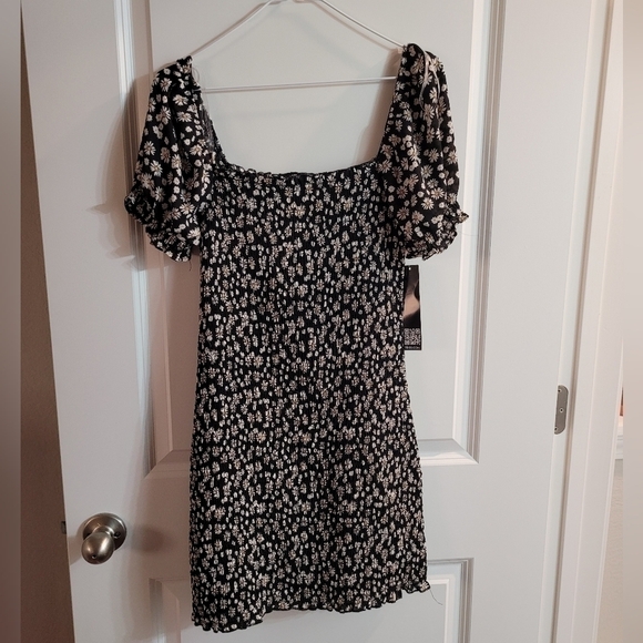 Trixxi Dresses & Skirts - Trixxi Black and White Daisy Flower Dress
